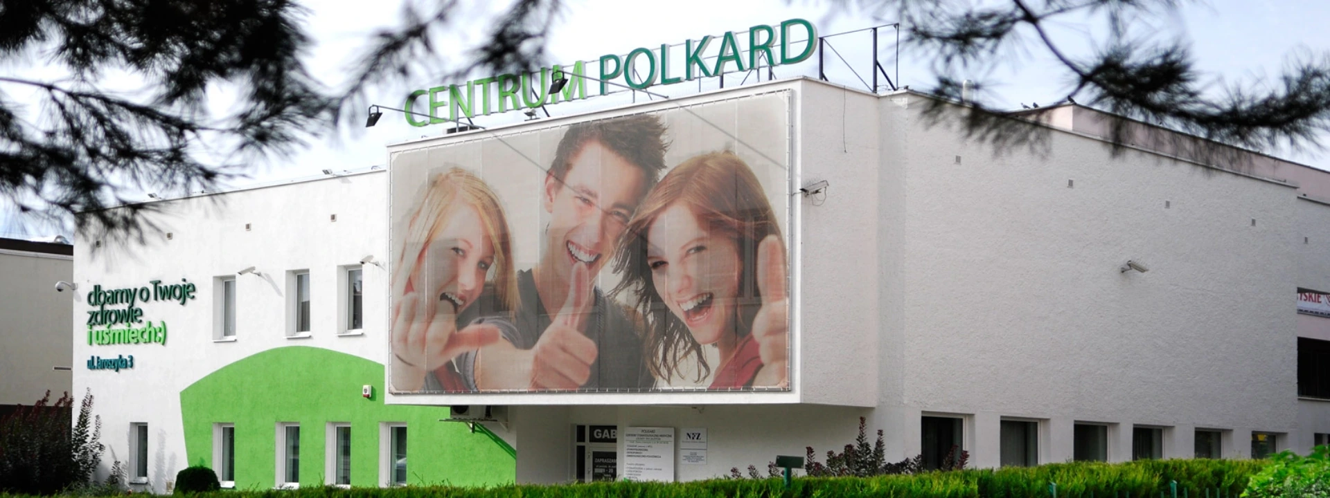 plakat z młodymi ludźmi na budynku